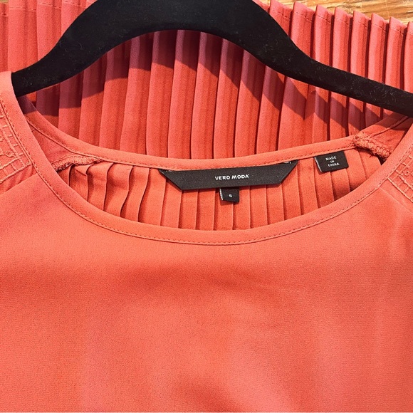 *SOLD* Vero Moda Coral Swing Top - Picture 3 of 6